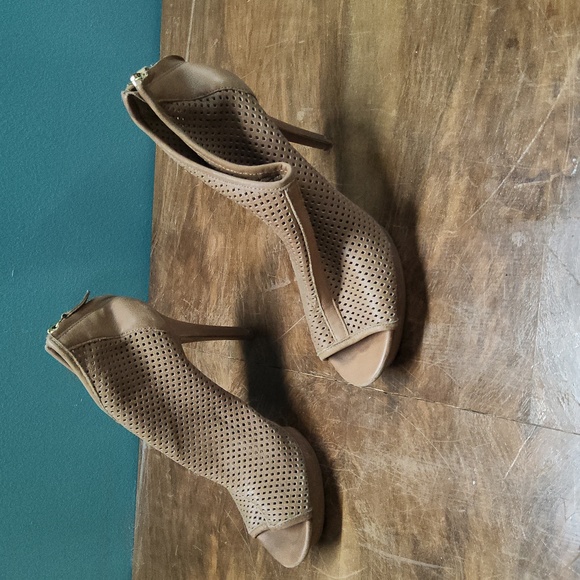 BCBG High heels - Picture 2 of 4